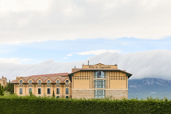bilde av hotellet ville de Laguardia i Laguardia med fjell i bakgrunn