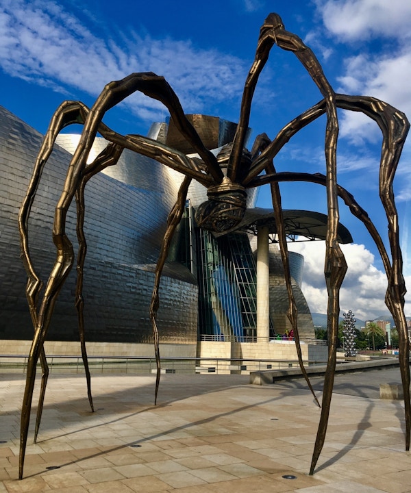 Kunst i form av en edderkopp utenfor Guggenheimmuseet