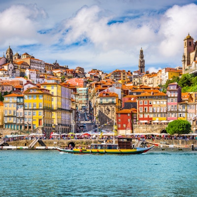 Porto, Portugal gamlebyens skyline fra over Douro-elven.