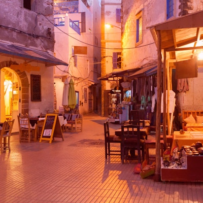 Gammel handlegate med en liten resturant i Medina om kvelden. Essaouira, Marokko