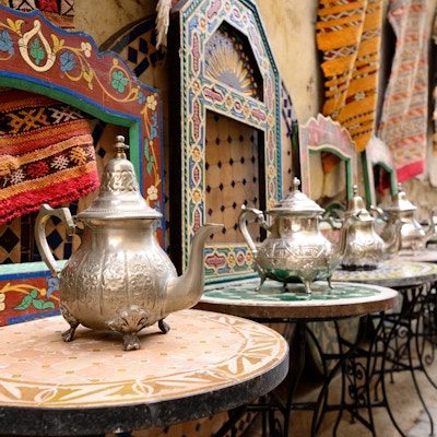 Dekorative elementer på souken (markedet) i gamlebyen, Medina i Marokko. Kanne for å brygge te.