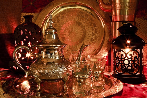 Beduinsk teselskap satt opp i en varm orientalsk lysestakestemning