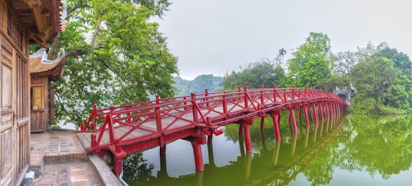 Huc Bridge som spenner over Ngoc Son Temple, Hanoi, Vietnam med buet broarkitektur crawfish rød symboliserer hovedstadsregionen tusenvis av år sivilisasjon, gudstempelskilpadder kommer inn i Vietnams historie