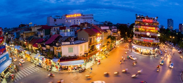 Utsikt over trafikken i Hanoi, Vietnam, foran City View Cafe-bygningen om kvelden.