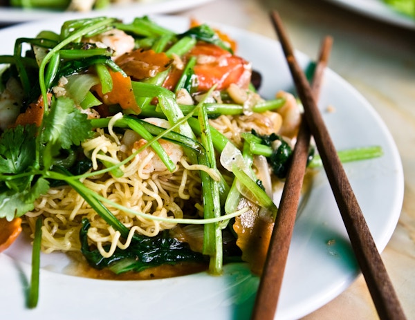 Tallerken i asiatisk stil med nudler, grønnsaker, reker og spisepinner
