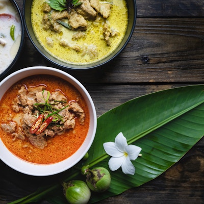 Berømt thailandske mat; rød karri svinekjøtt, grønn karri svinekjøtt, kylling kokosnøtt suppe eller Thai med navn "Panang", "Kaeng Keaw Whan" og Tom Kha Gai.