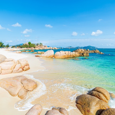 Nydelig tropisk strand turkis gjennomsiktig vann unike steinblokker, Cam Ranh Nha Trang Vietnam sørøstkysten reisemål, ørkenstrand ingen mennesker klarblå himmel