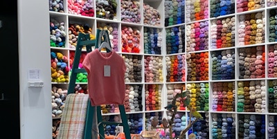 strikk i fargerike farger samt fargerikt garn i alle hyller i butikken Yarnfreak