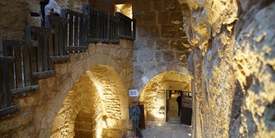 Inne i Aljoun-slottet