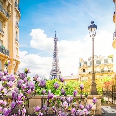 kjent Eiffeltårnet landemerke og Paris by på våren, Paris Frankrike med solskinn