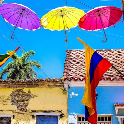 Fargerike hus, flagg og paraplyer i Colombia