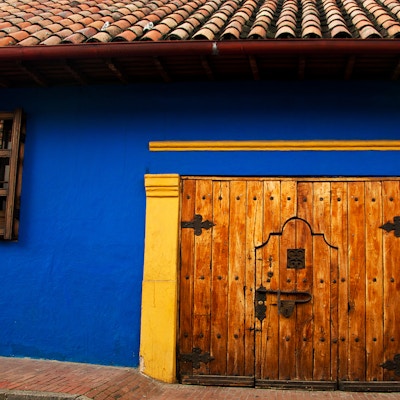 Blå vegg i spansk kolonistil i nabolaget La Candelaria i Bogota, Colombia.