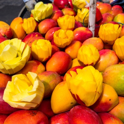 Røde mangoer som blir solgt i gatene i Bogota, Colombia.