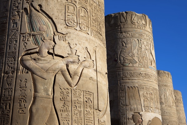 Vakkert dekorerte søyler ved Sobek-tempelet i Kom Ombo, Egypt.