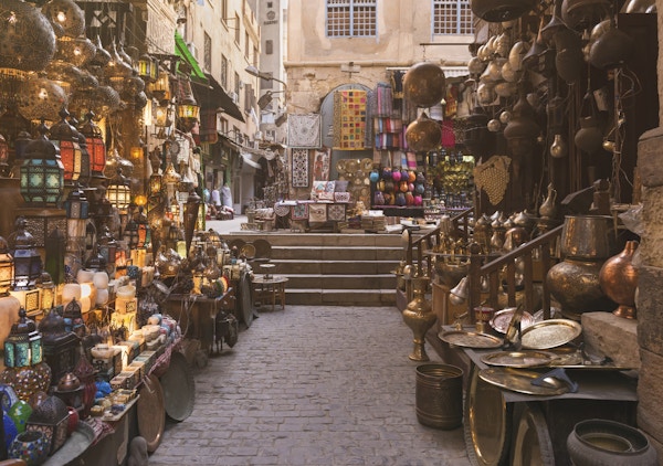 Khan el-Khalili er et stort marked i det islamske distriktet Kairo. Basar-distriktet er en av Kairos viktigste attraksjoner for turister og egyptere