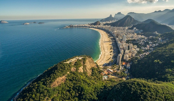 her ser man fjell, strand og bebyggelse i Rio de Janeiro