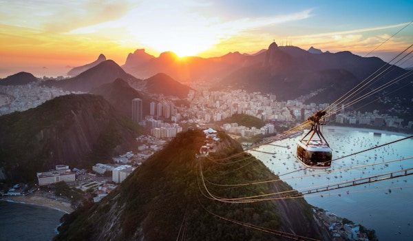 her ser man sukkertoppfjellet i Rio De Janeiro go en gondol på vei oppover
