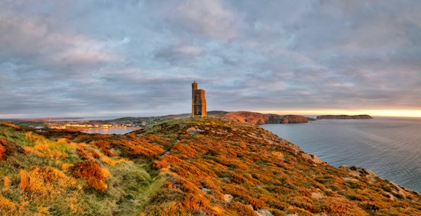 Panorama mot sydsiden av Isle of Man med Milner Tower. Port Erin på høyre side og Calf of Mann på venstre side.