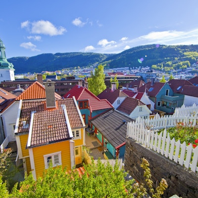 Bergens fargerike hus på en solfylt vårmorgen.