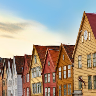 Den berømte Bryggen i Bergen, Norge - med arkitekturbakgrunn