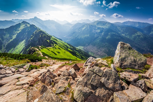 Sti i Tatrasfjellene på en solrik dag