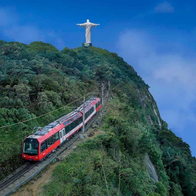 rødt tog på vei nedover fjellskråningen fra Corcovado