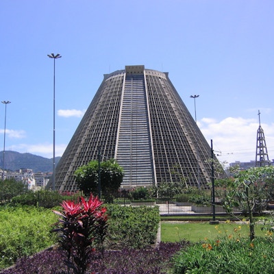 et bygg som ser ut som en pyramide og som er den Metropolitan katedralen i Rio De Janeiro