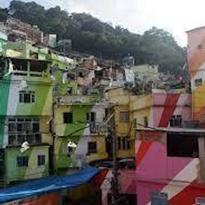 fargerik bebyggelse fra en av favelaene i Rio de Janeiro