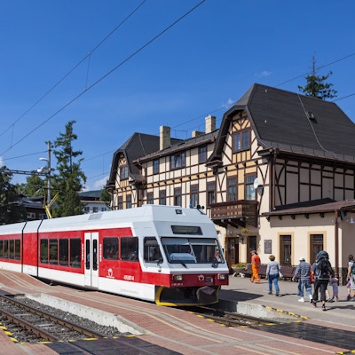 Tatra Electric Railways (TEZ-TER) tog (også kjent som "Tatra tram") ankommer Stary Smokovec stasjon i høye Tatras fjell, Slovakia