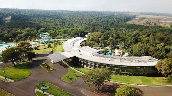Bygning og hotell i naturskjønne omgivelser som er hotellet Vivaz Cataratas hotel i Iguazu