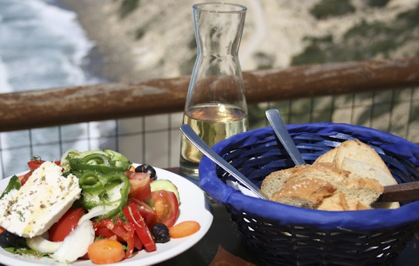 Gresk salat og brød på Kreta.