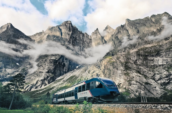 Raumabanen med Trollveggen i bakgrunnen