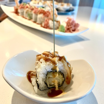 Nærbilde av sushi.