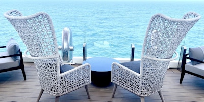 To store kurvstoler på dekk ut mot havet.