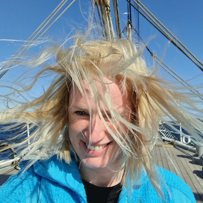 Selfie av kvinne med vind i håret på seilskute