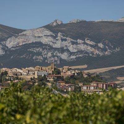 Middelalderbyen Laguardia med fjell i bakgrunn
