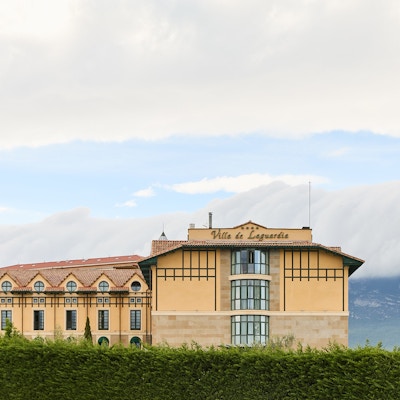 bilde av hotellet villa de Laguardia i Laguardia med fjell i bakgrunn