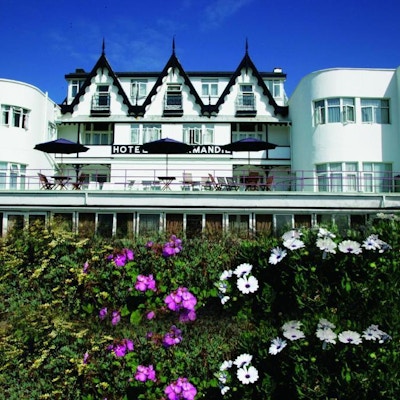 Hotel de Normandie sin hvite bygning med uteplass