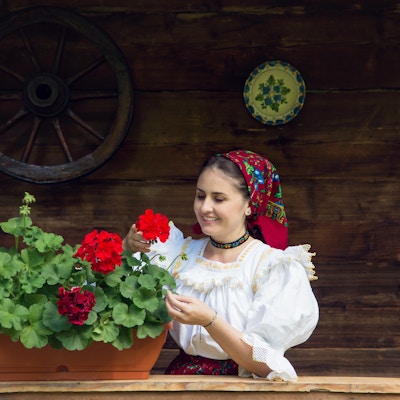 Portrett av en vakker ung kvinne i tradisjonelle rumenske klær, i Maramures