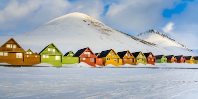 Fargerike hus i Longyearbyen-bebyggelsen på øya Spitsbergen, Svalbard, Norge