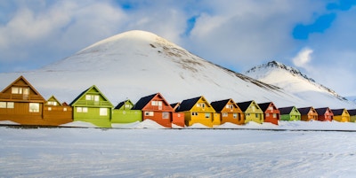 Fargerike hus i Longyearbyen-bebyggelsen på øya Spitsbergen, Svalbard, Norge