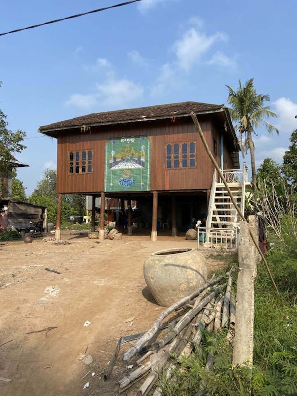 Hus på landsbygda i Kambodsja.