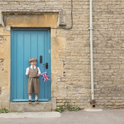 En ung britisk gutt feirer sin arv.