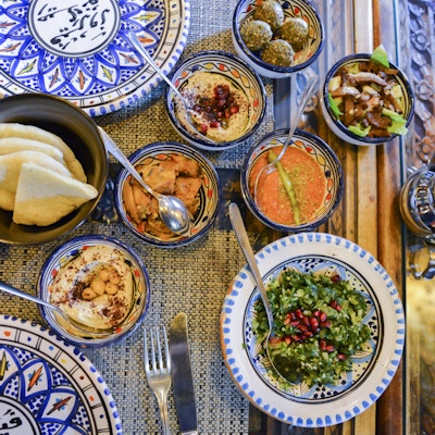 Midtøsten eller arabiske retter og diverse meze, betong rustikk bakgrunn. Kjøttkebab, falafel, baba ghanoush, muhammara, hummus, sambusak, ris, tahini, kibbeh, pita Halalmat libanesisk mat