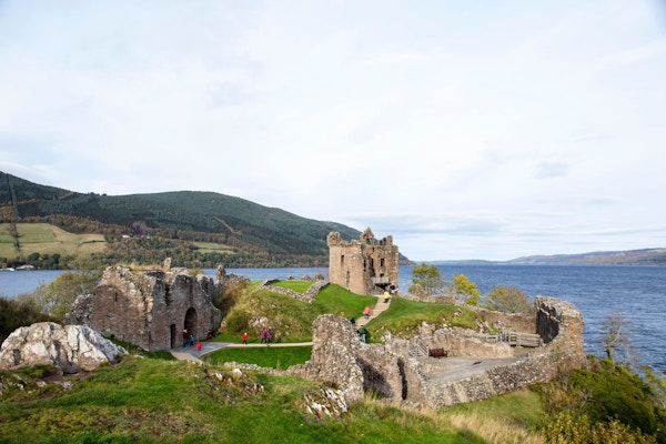 Castle Urquhart er en av de mest populære turistattraksjonene langs Loch Ness i det skotske høylandet.