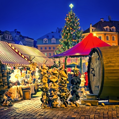 Europeisk julemarkedsplass om kvelden Riga