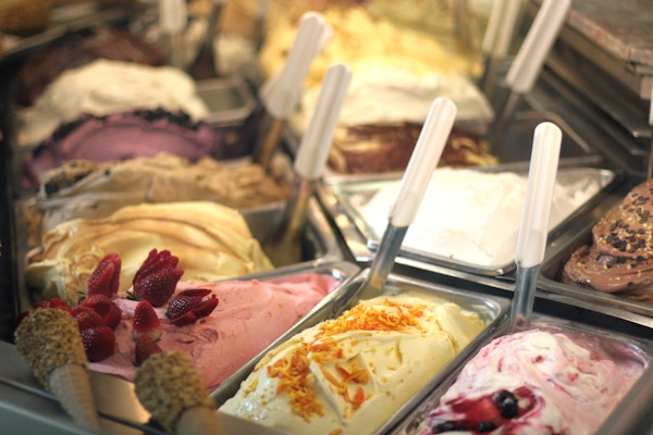 Mange smaker av iskrem sett gjennom et butikkvindu