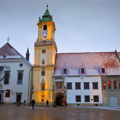 Utsikt over det gamle rådhuset i Bratislava hovedtorg, Slovakia.