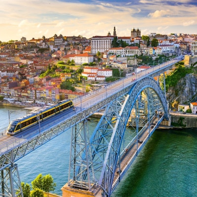 Oversiktsbilde over Porto med broen over elven.