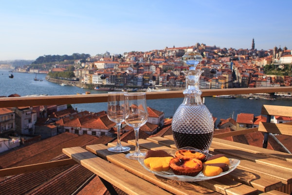 Bord med en fantastisk utsikt over elven i Porto, Portugal.